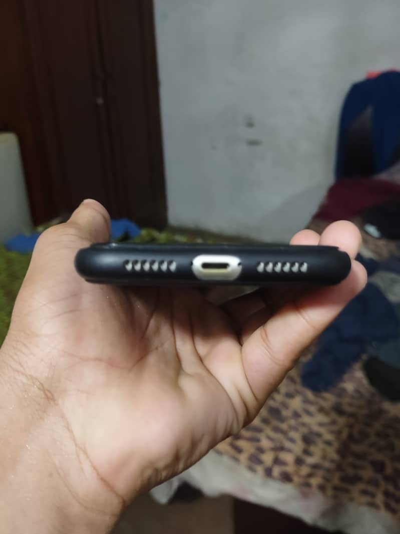 Apple iPhone 11 4