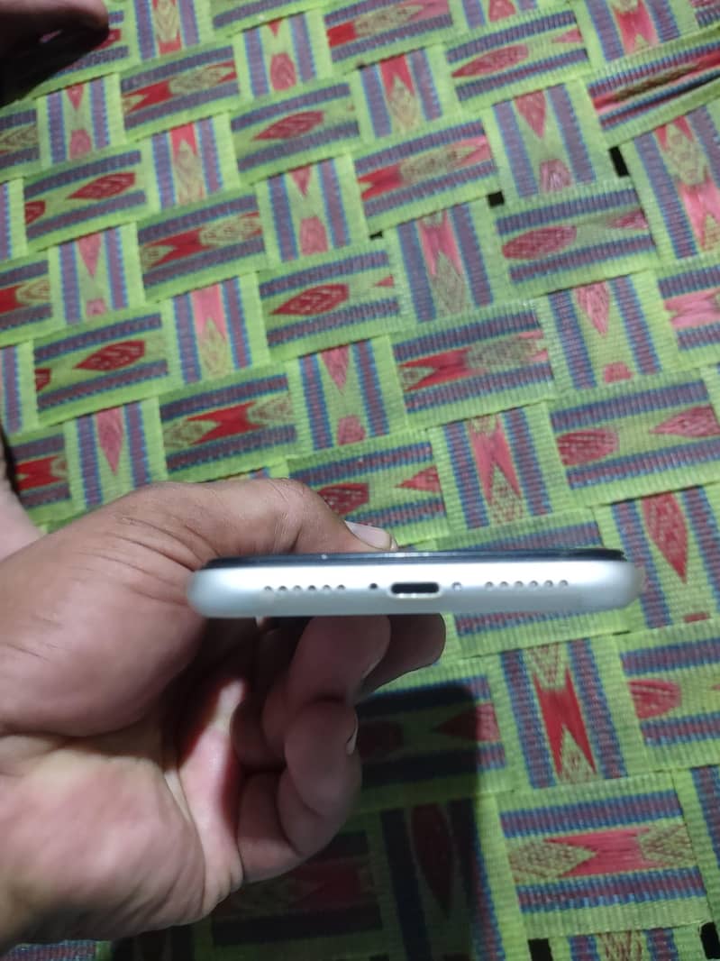 Apple iPhone 11 4