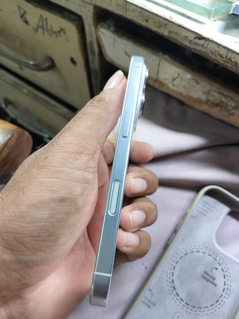 Apple iPhone 16 Pro 1