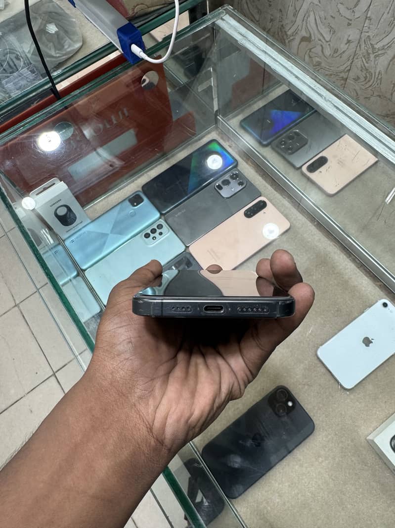 Apple iPhone 15 Pro Max 4