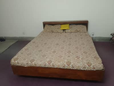 Queen size bed + cupboard/dressing
