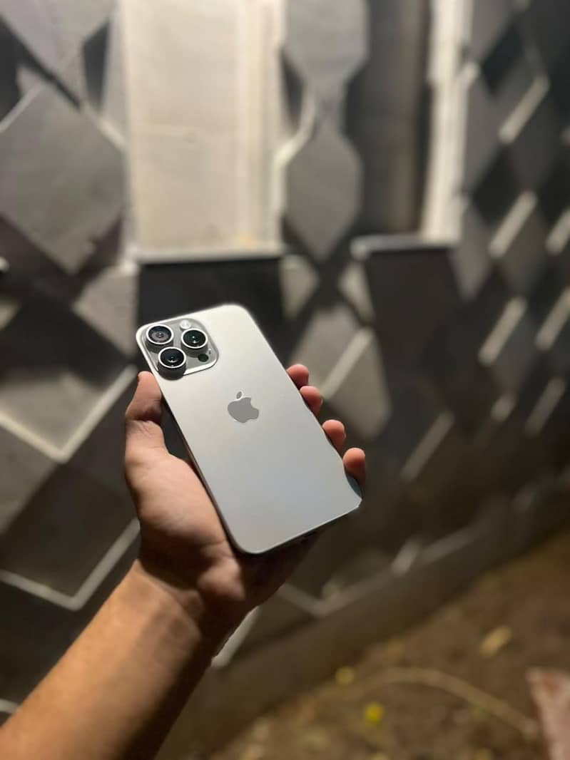 Apple iPhone 15 Pro Max 0