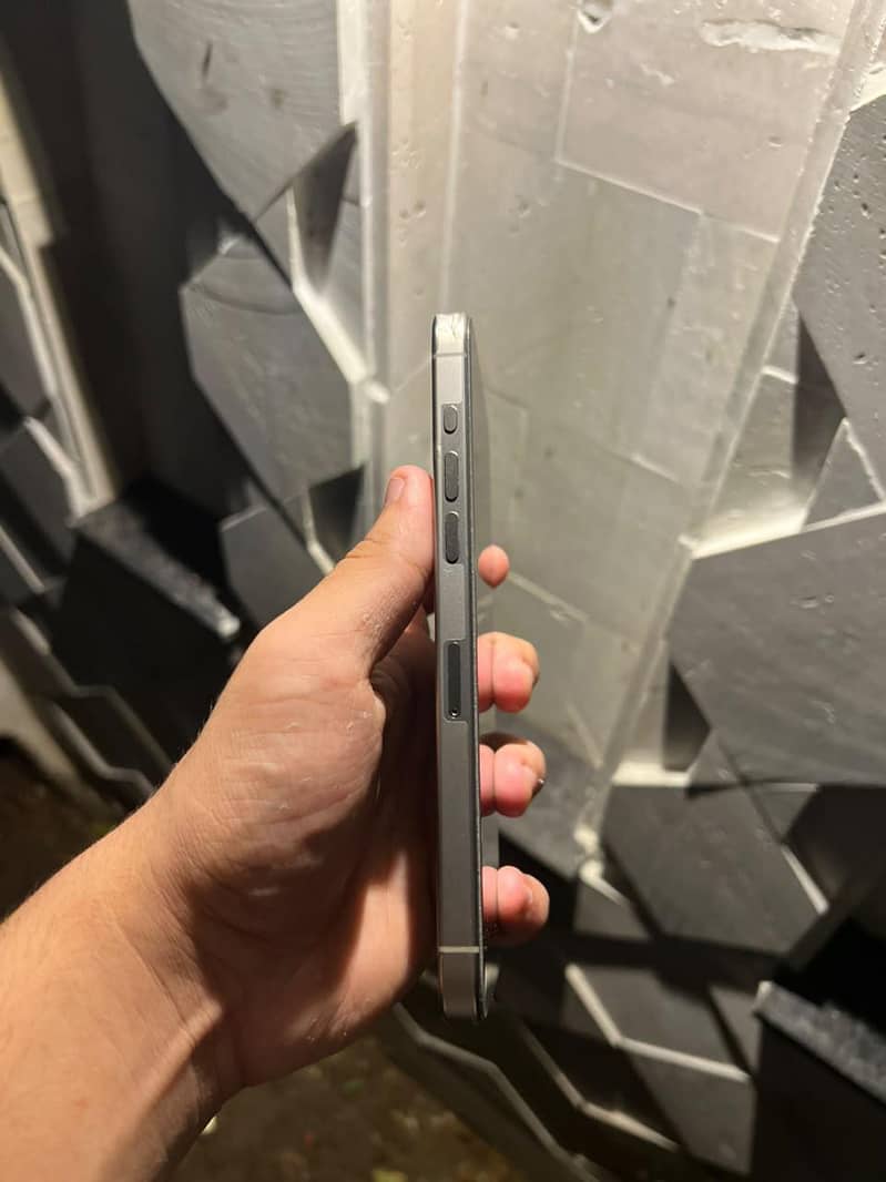 Apple iPhone 15 Pro Max 2