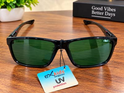 BLACK SUNGLASSES