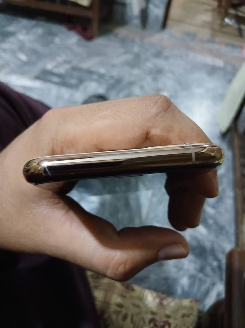 Apple iPhone 11 pro 4
