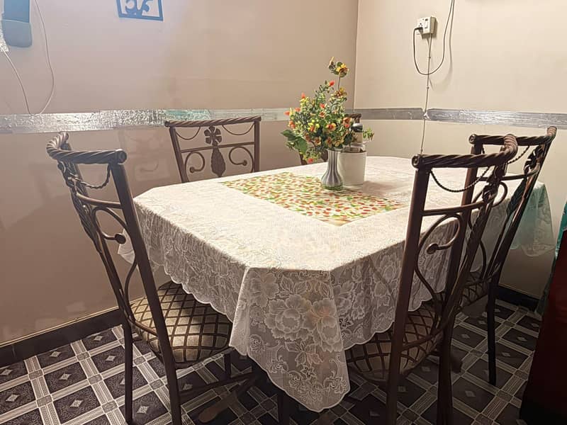Dining table 0