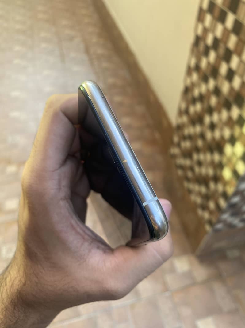 Apple iPhone 11 4