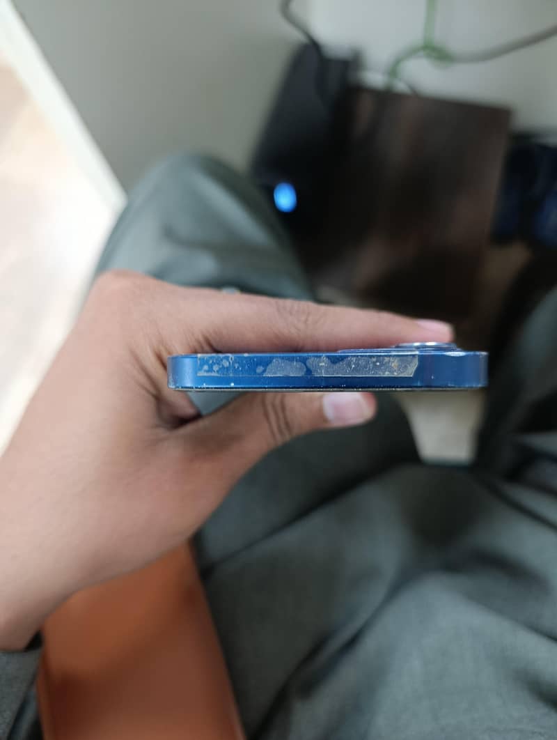 Apple iPhone 12 4