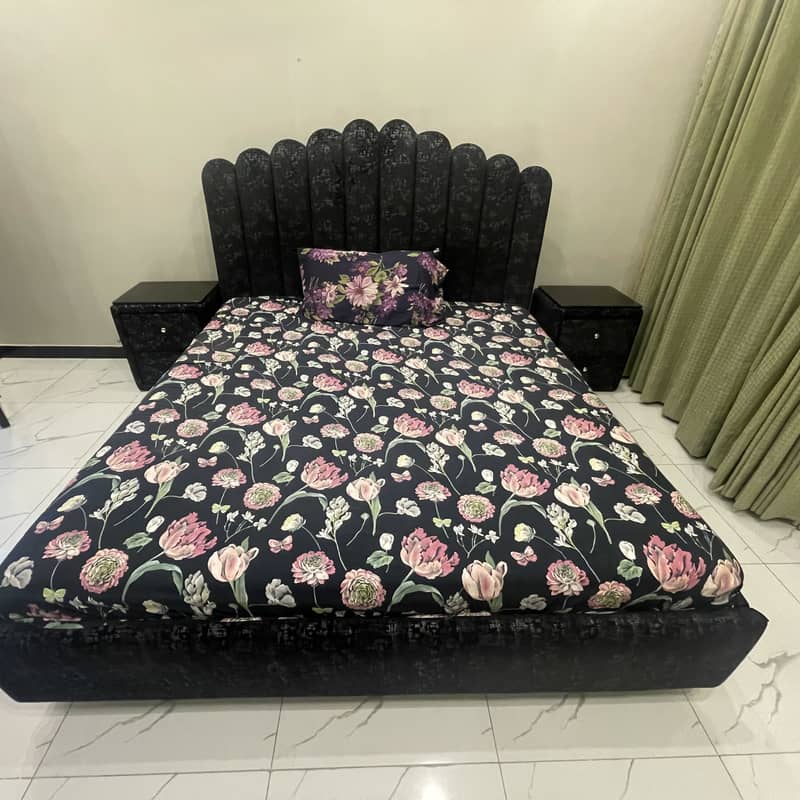 Bed with side tables 0
