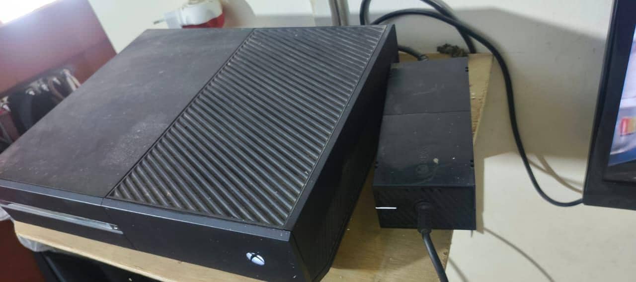 xbox one with one extra original controller 0