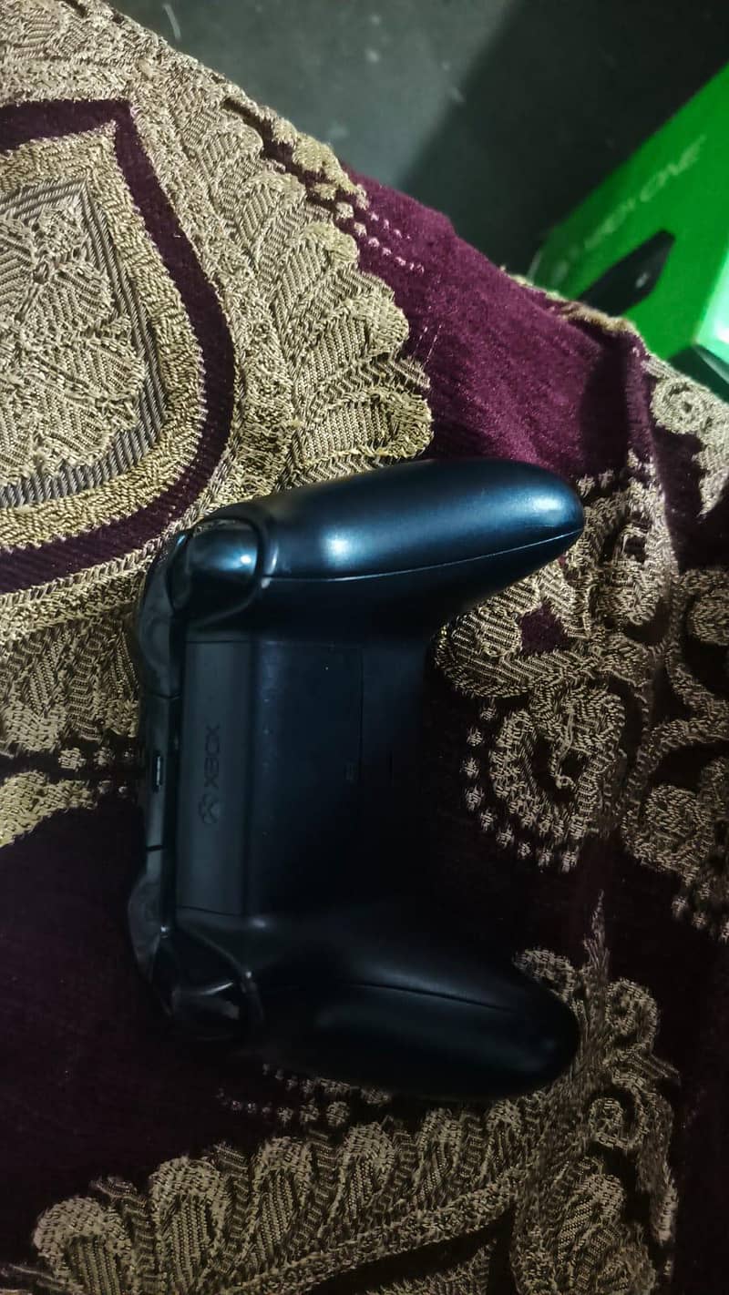 xbox one with one extra original controller 2