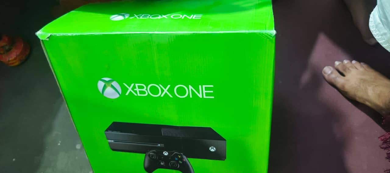 xbox one with one extra original controller 3