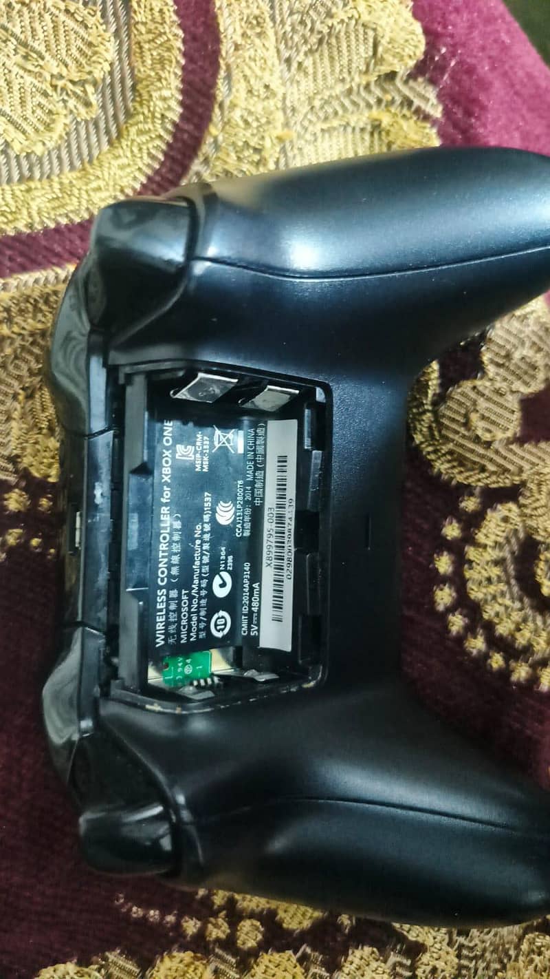xbox one with one extra original controller 5