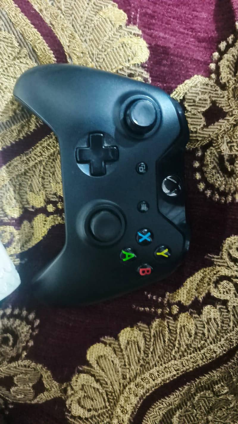 xbox one with one extra original controller 6