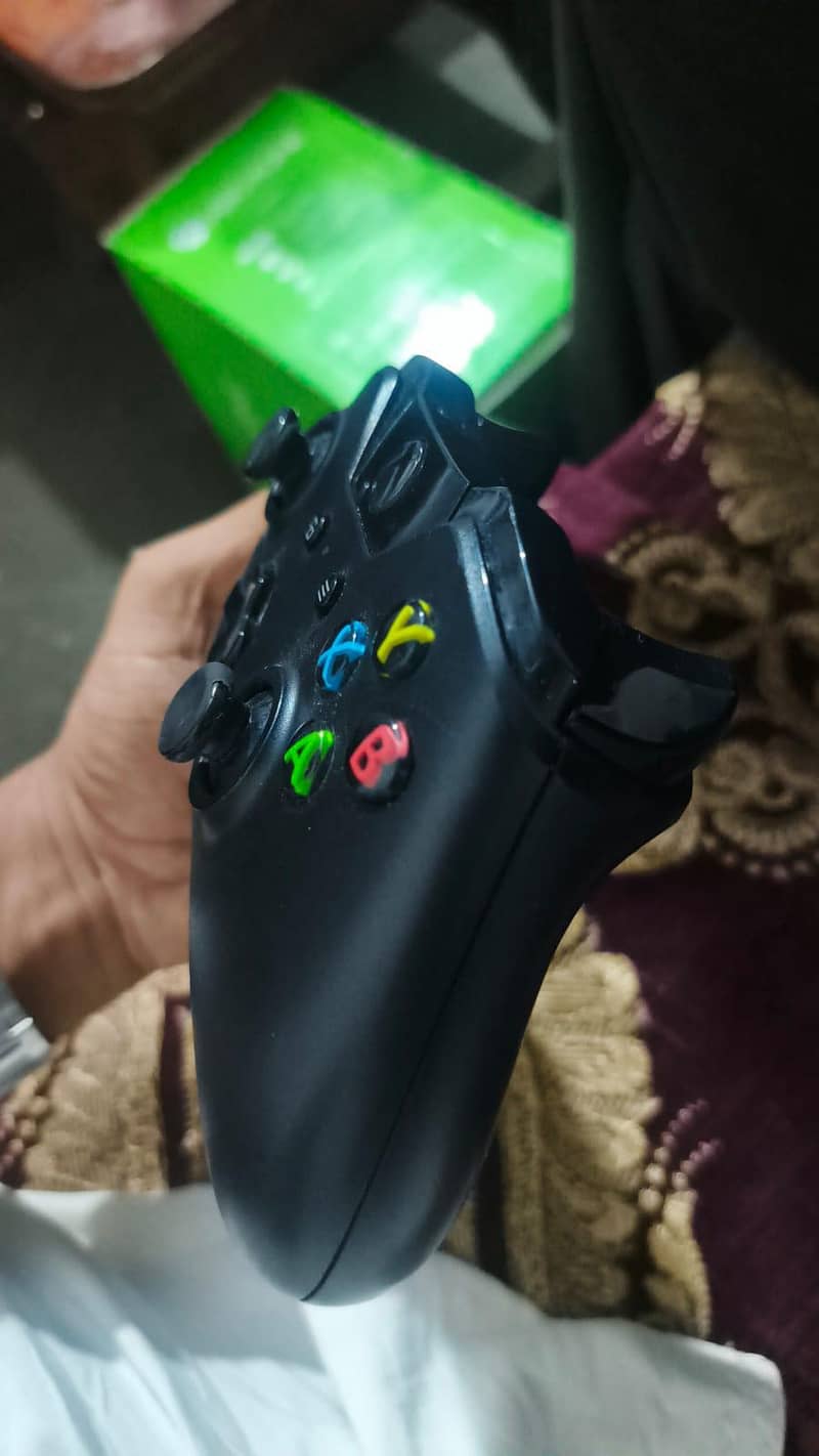 xbox one with one extra original controller 7