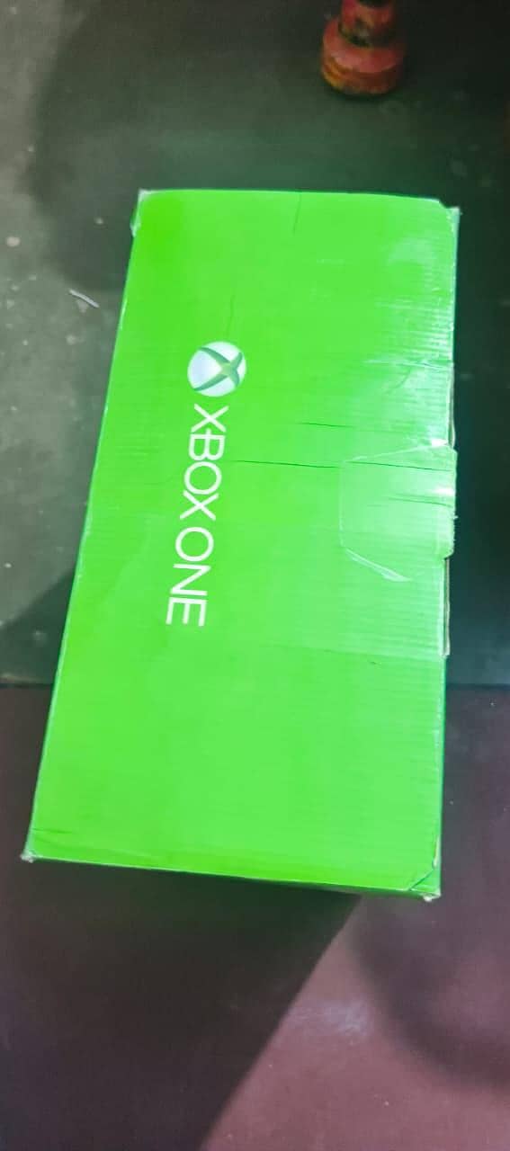 xbox one with one extra original controller 8