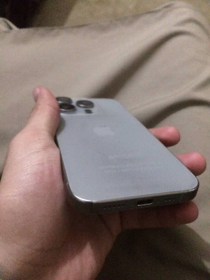 Apple iPhone 15 Pro 3