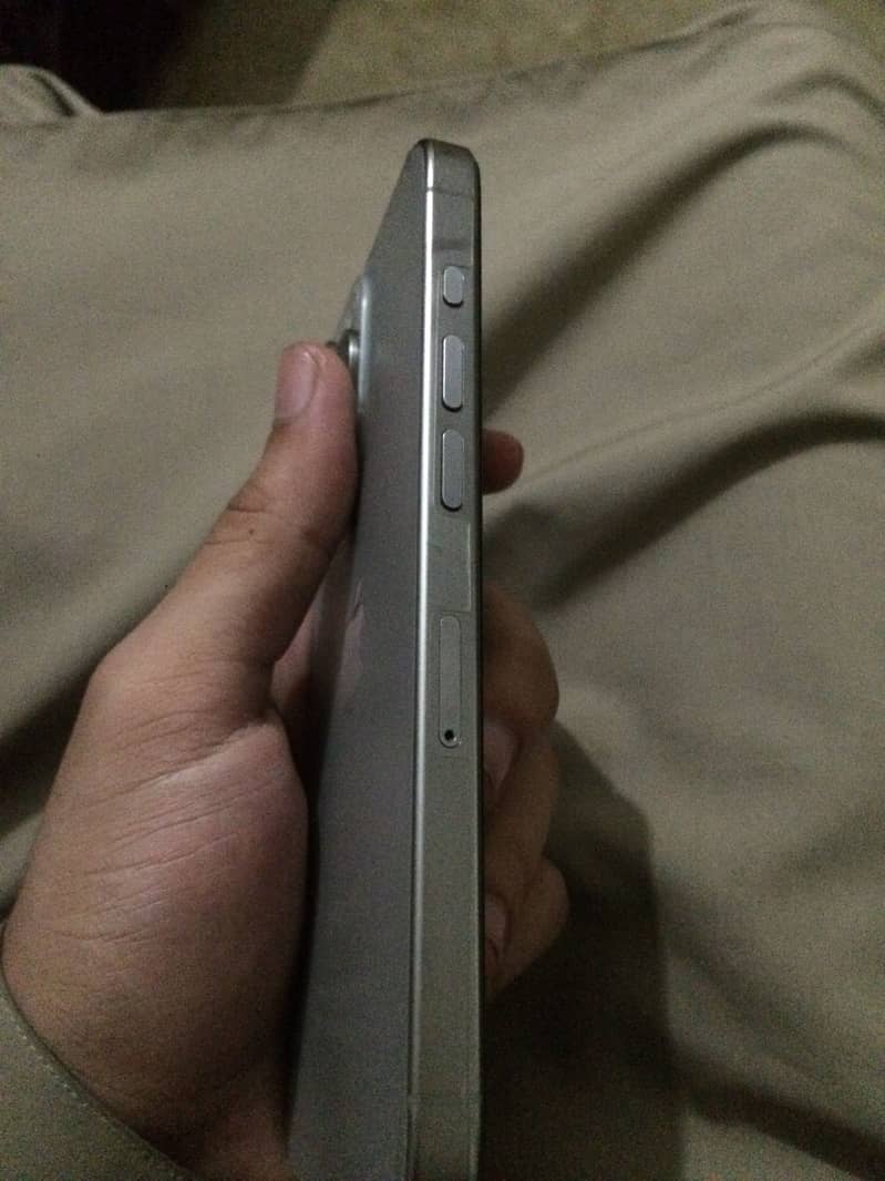Apple iPhone 15 Pro 4