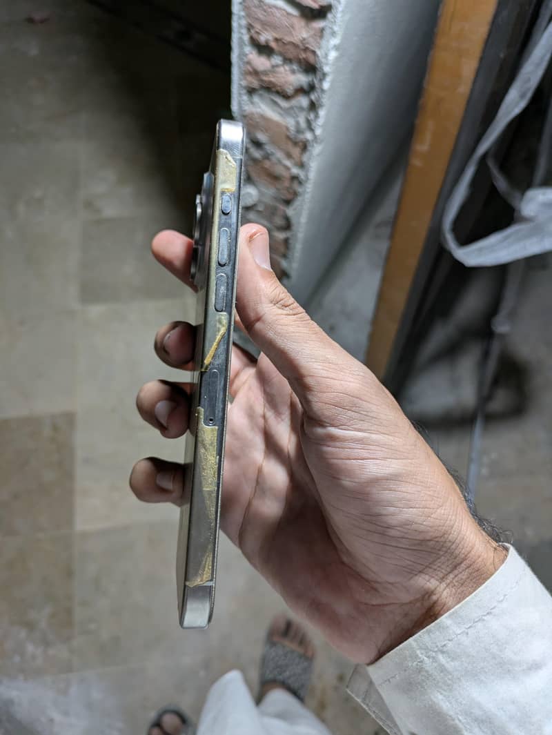 Apple iPhone 15 Pro Max 2