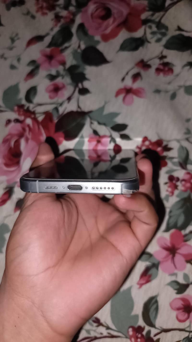Apple iPhone 15 Pro Max 4