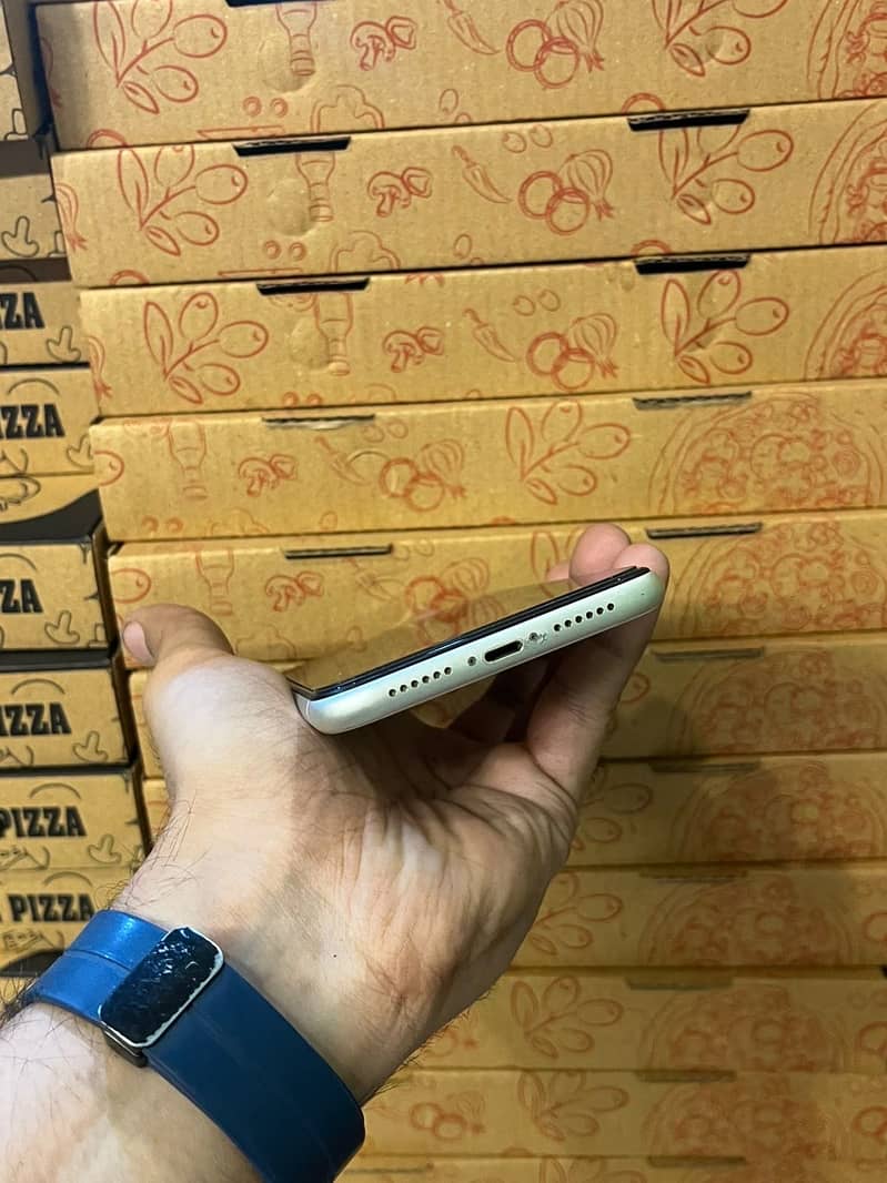 Apple iPhone 11 4