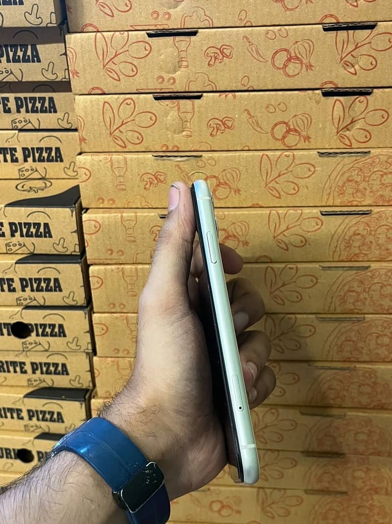 Apple iPhone 11 3