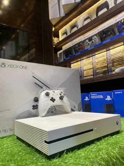 Xbox One S  500GB / 1TB - 10/10 Condition