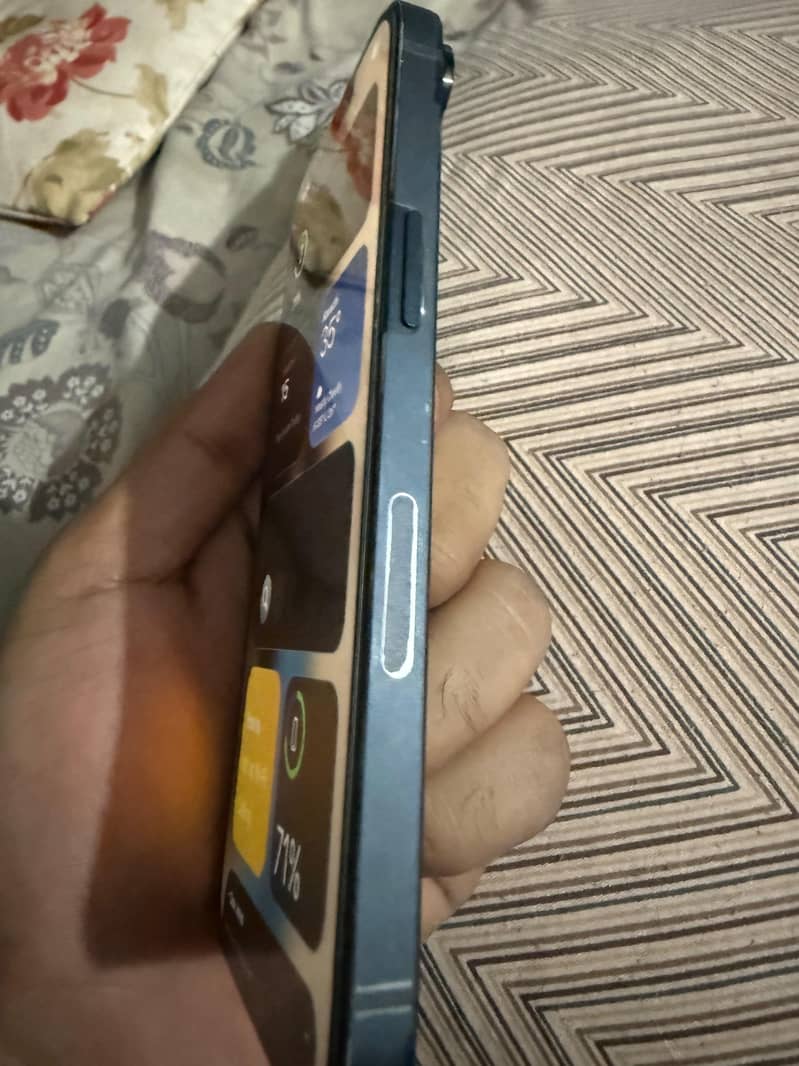 Apple iPhone 13 2