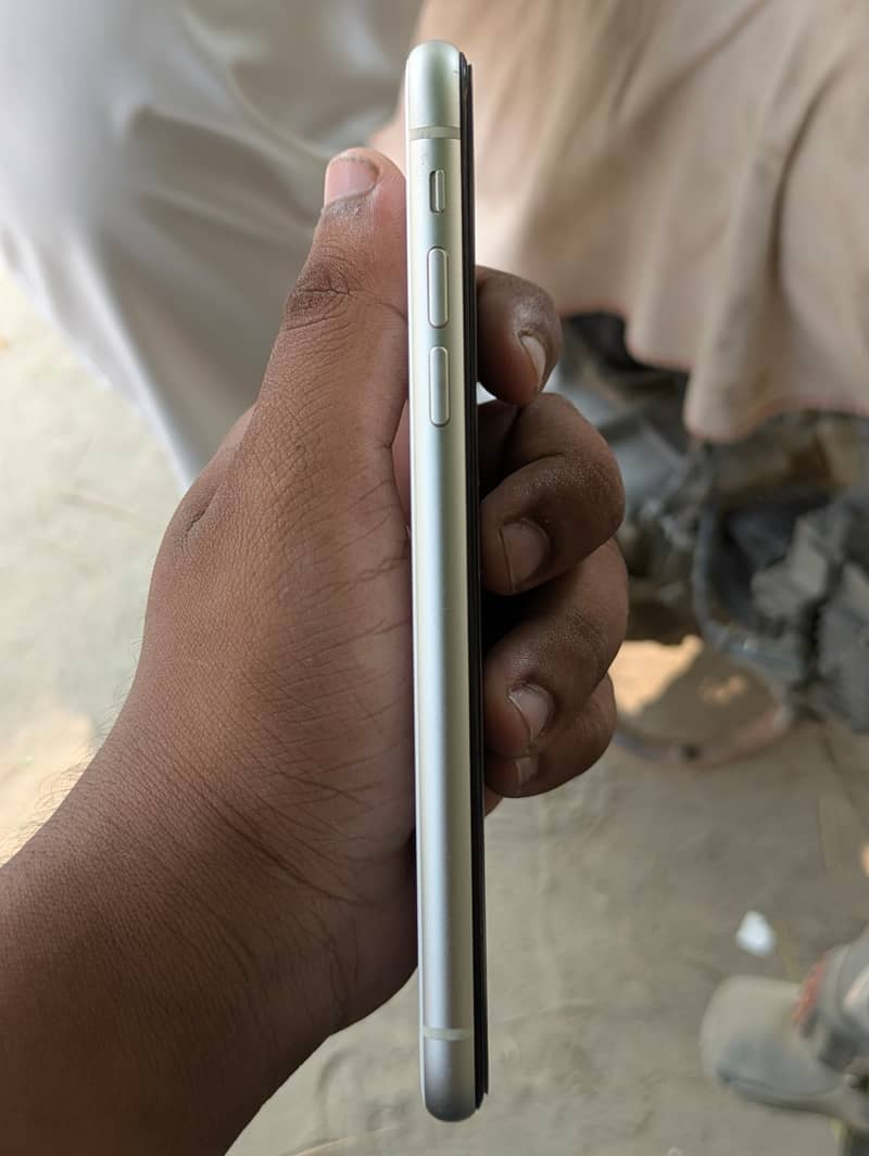 Apple iPhone 11 4