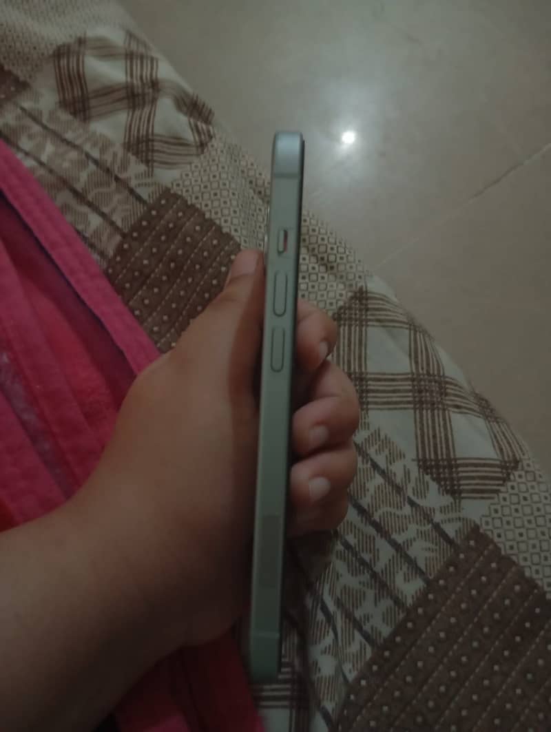 Apple iPhone 15 4