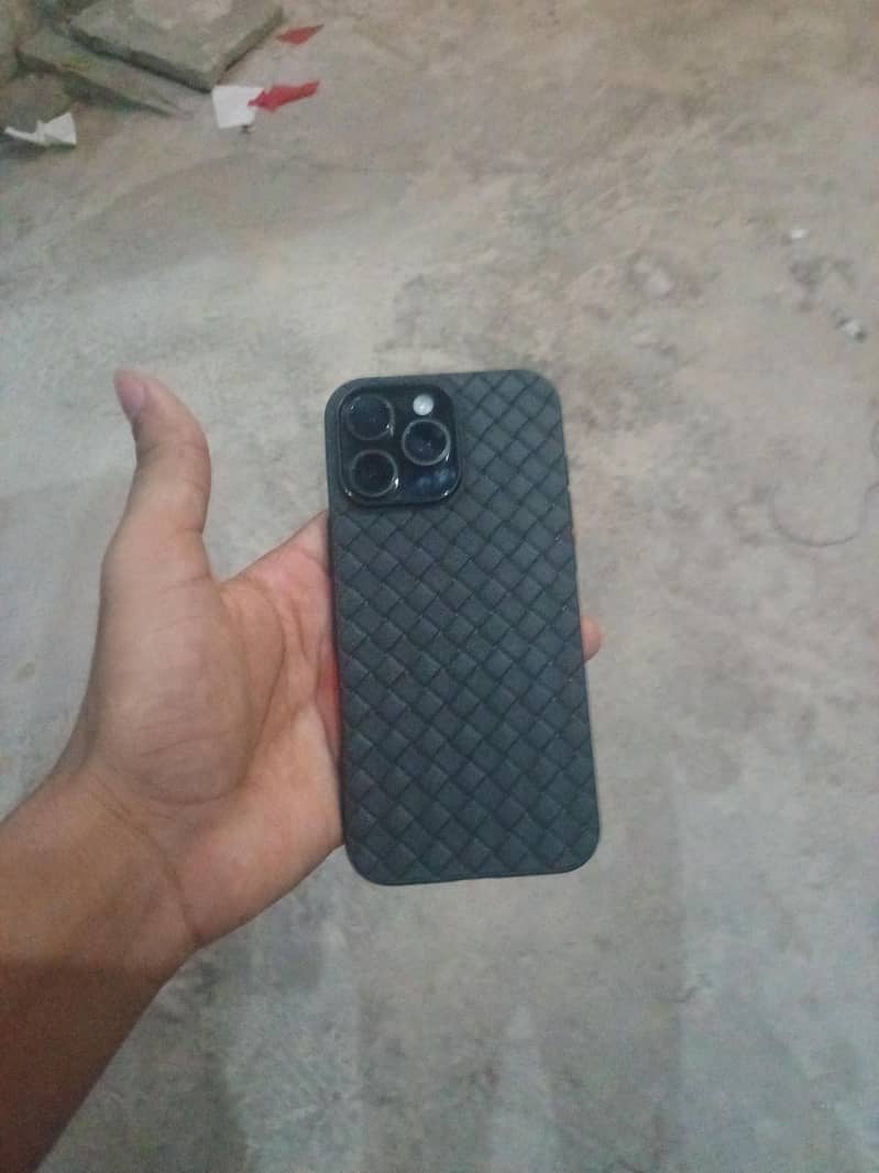 Apple iPhone 16 Pro Max 1