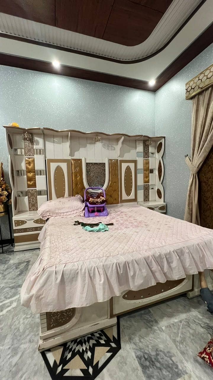 King size bed 0