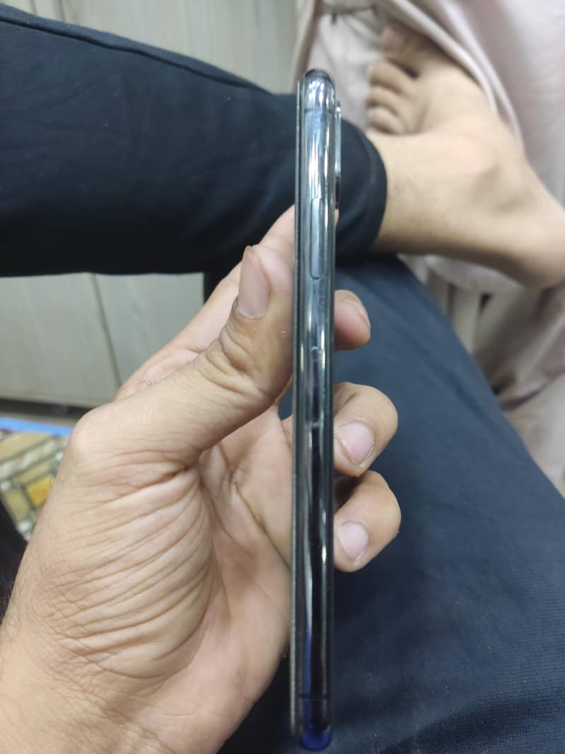 Apple iPhone X 4