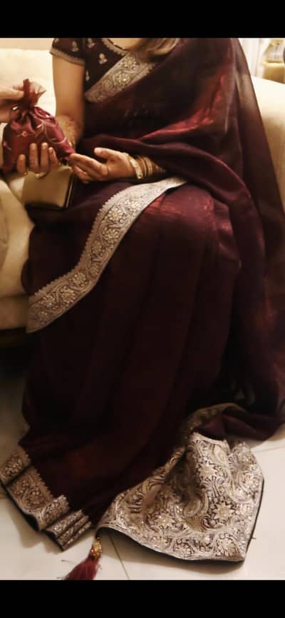 Best Saree in Pakistan | Beautiful Maroon Saree Khi | Saree in Maroon