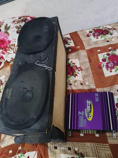 gari k speekar hai 2 Kenwood sath daba or sath me AMP hai south Africa
