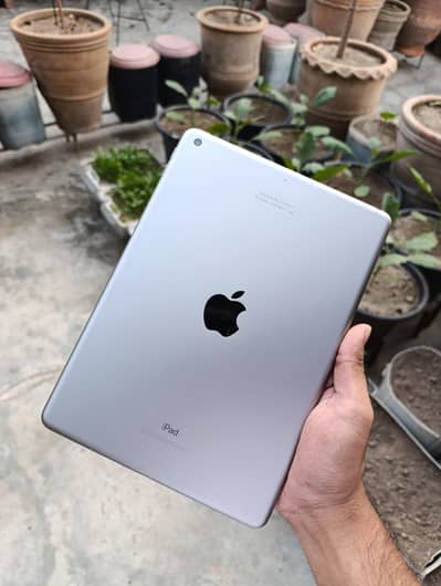 ipad 5th generation 10/10 Condition total guinuine.