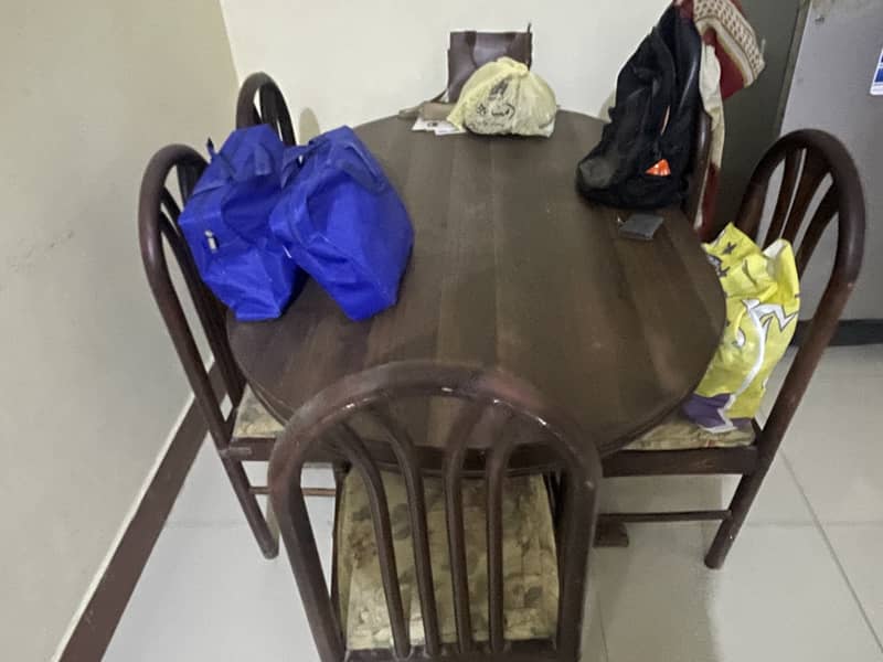 Dinning tablecwith 5 chairs 0