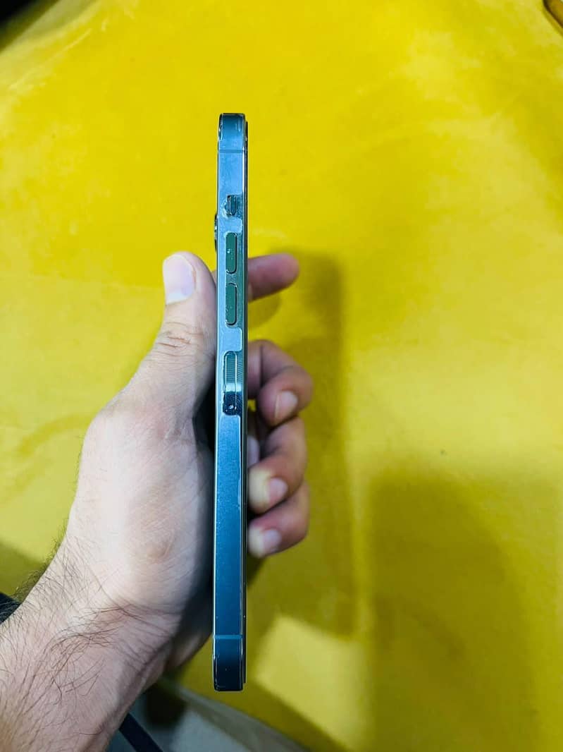 Apple iPhone 13 Pro Max 2