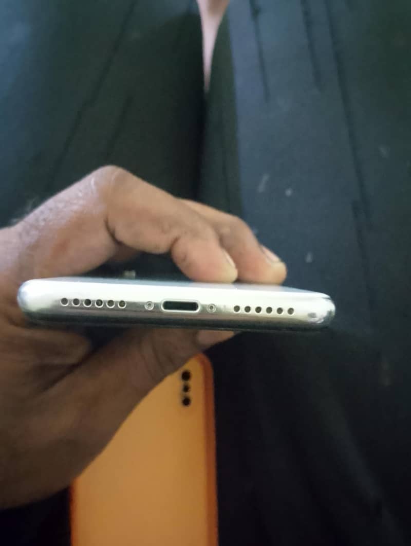 Apple iPhone X 4