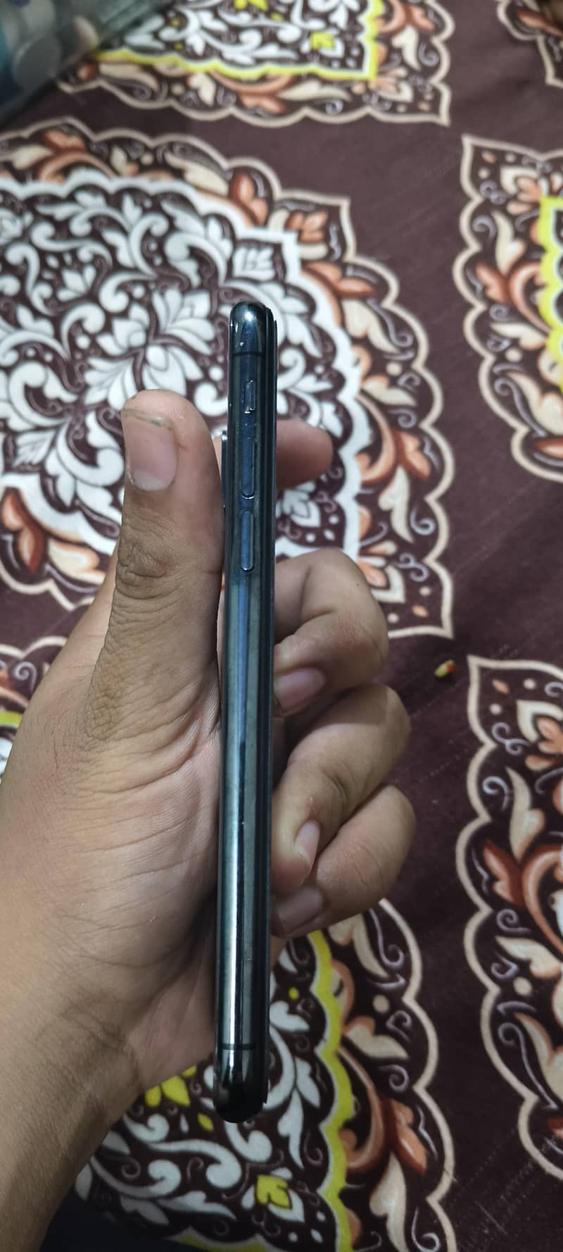 Apple iPhone X 4