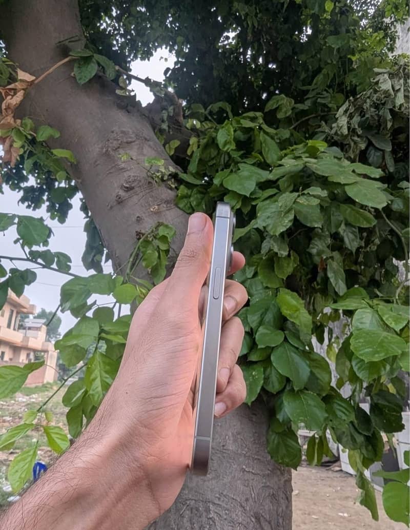 Apple iPhone 15 Pro 3