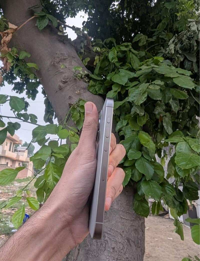 Apple iPhone 15 Pro 4
