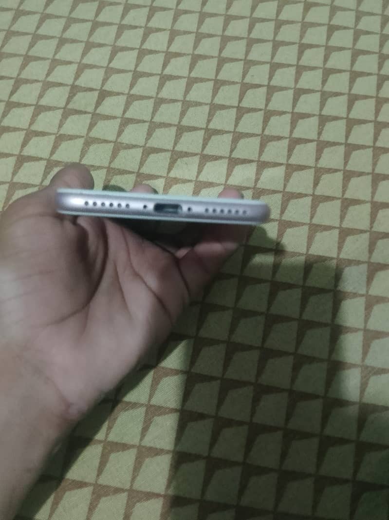 Apple iPhone 7 3