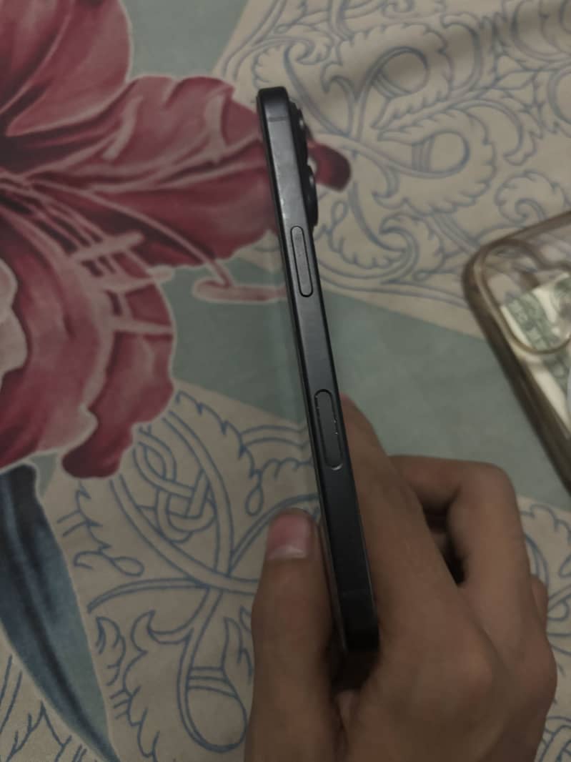 Apple iPhone 16 4