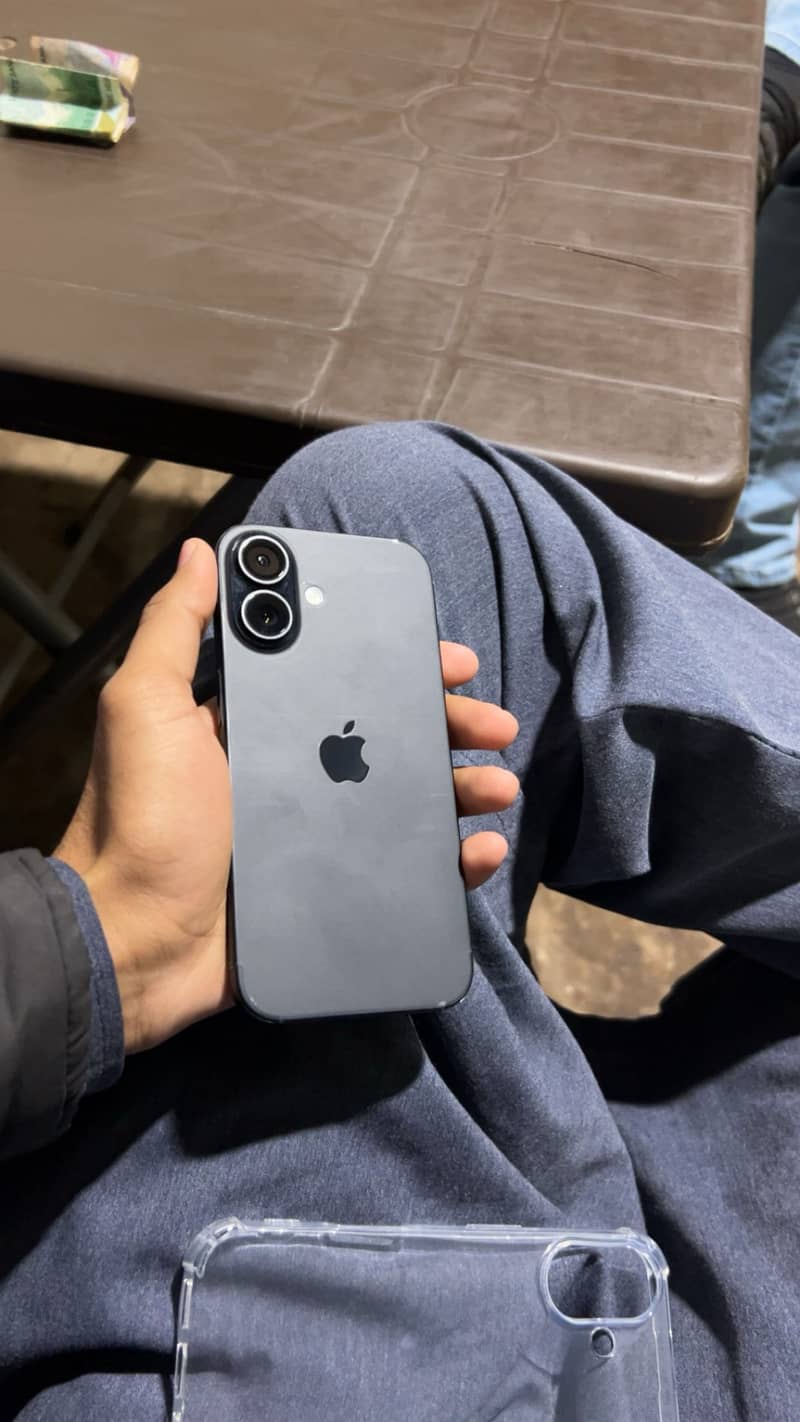 Apple iPhone 16 1