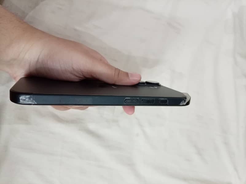 Apple iPhone 16 3