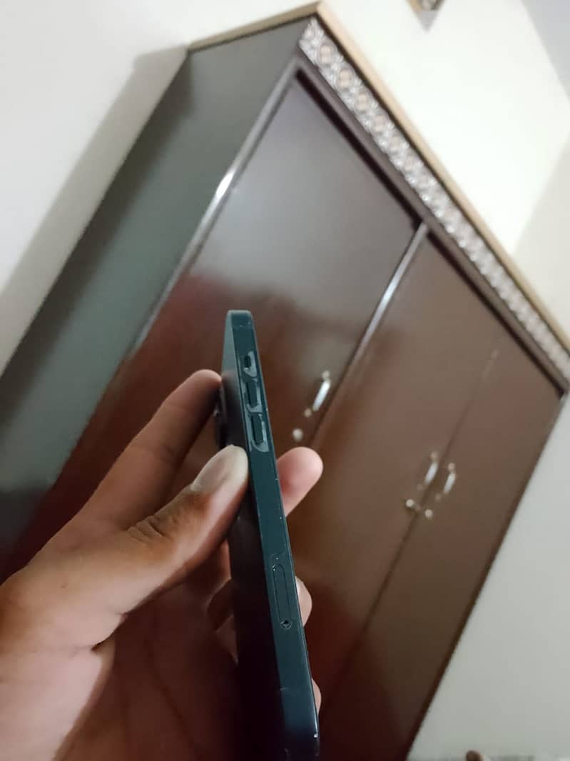 Apple iPhone 13 5