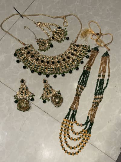 Bridal jewellery set golden and green