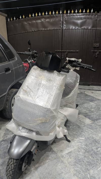 CROWN FIRE FLY SCOOTY BRAND NEW CONDITION