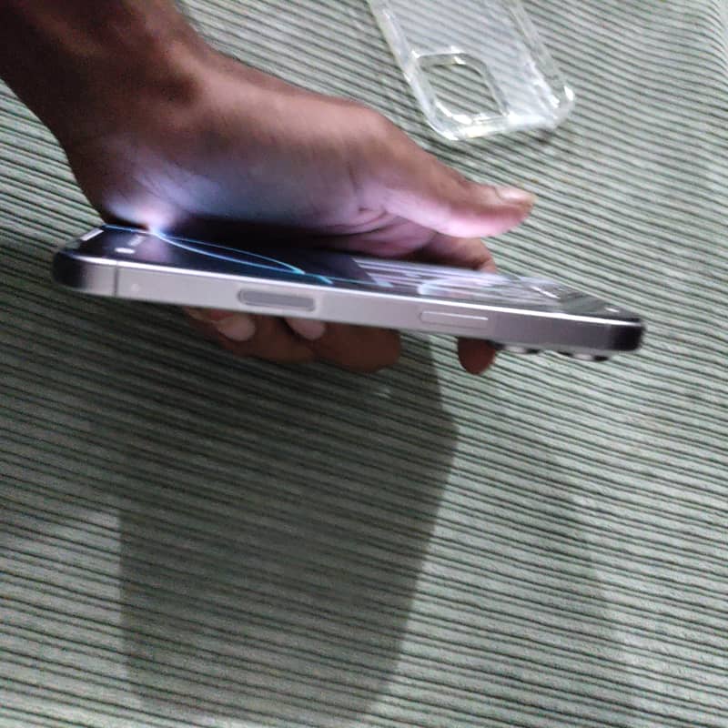 Apple iPhone 16 Pro 2